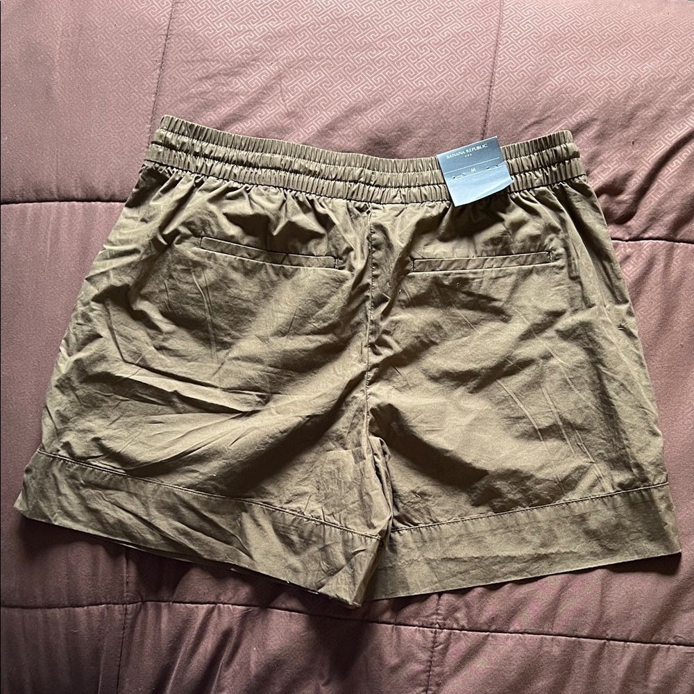 Banana Republic Mid-Rise Olive Green Women Shorts - Picture 2 of 4